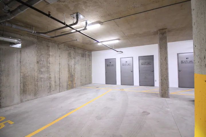 Stationnement intérieur sécurisé au 800 St-Jovite à Mont-Tremblant, pratique et accessible pour les voyageurs en condo.